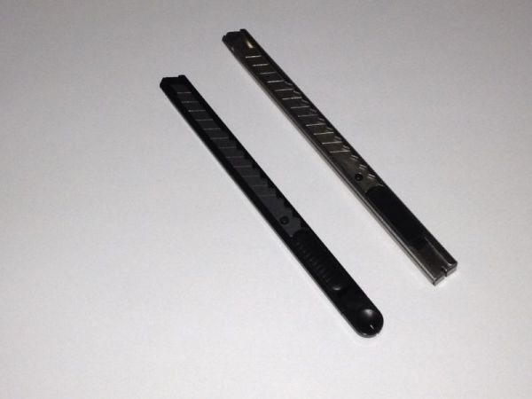 Estilete de metal e de plástico